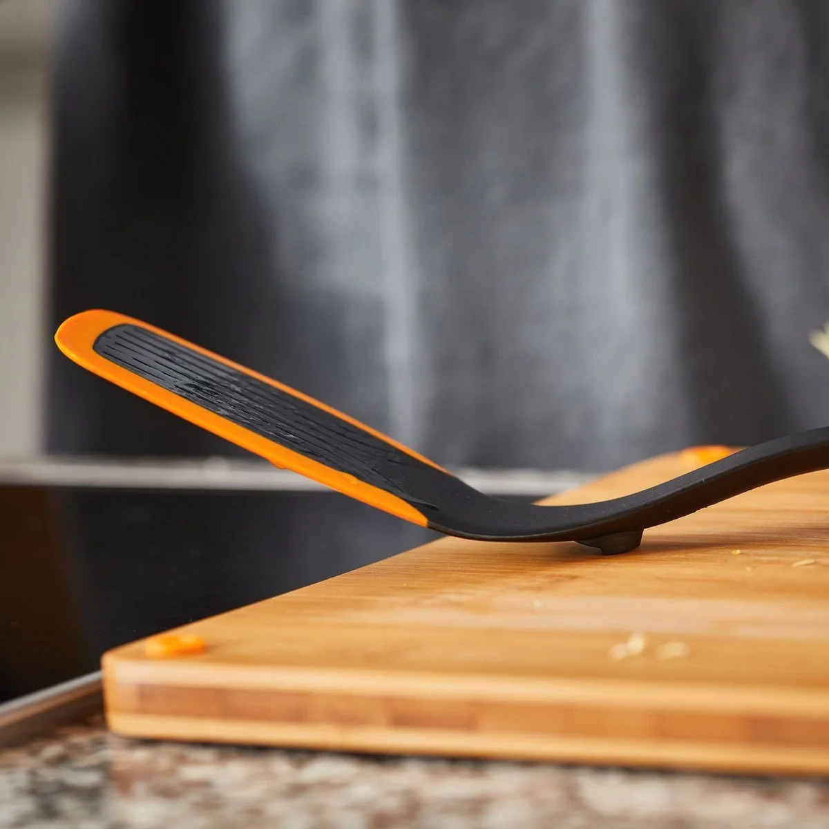 Fiskars Pfannenwender Functional Form, Silikonkante, integrierte Ablage 4