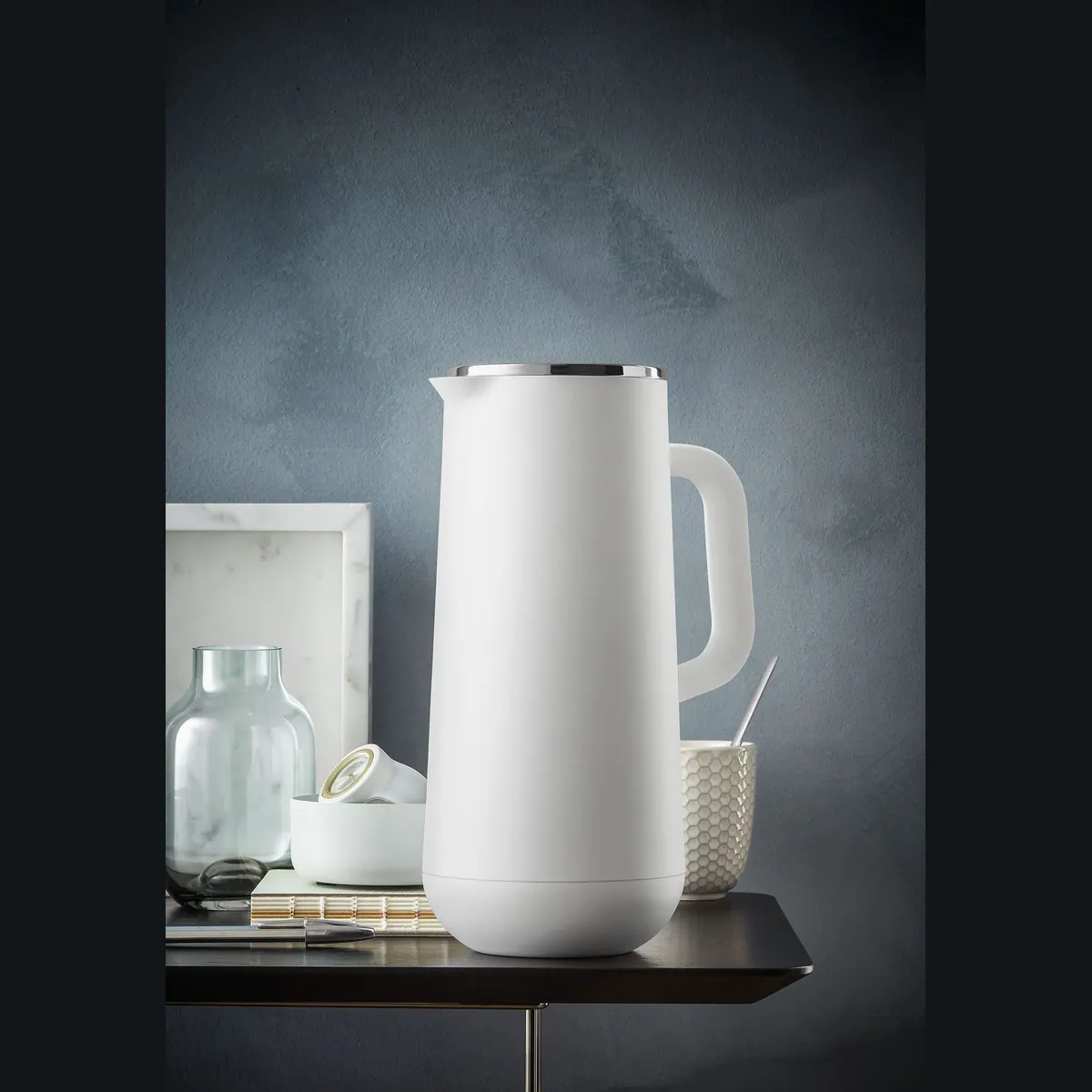 WMF Isolierkanne Impulse, 1 l, ThermaPro-Isolierung, Druckverschluss, tropffreies Ausgießen 2