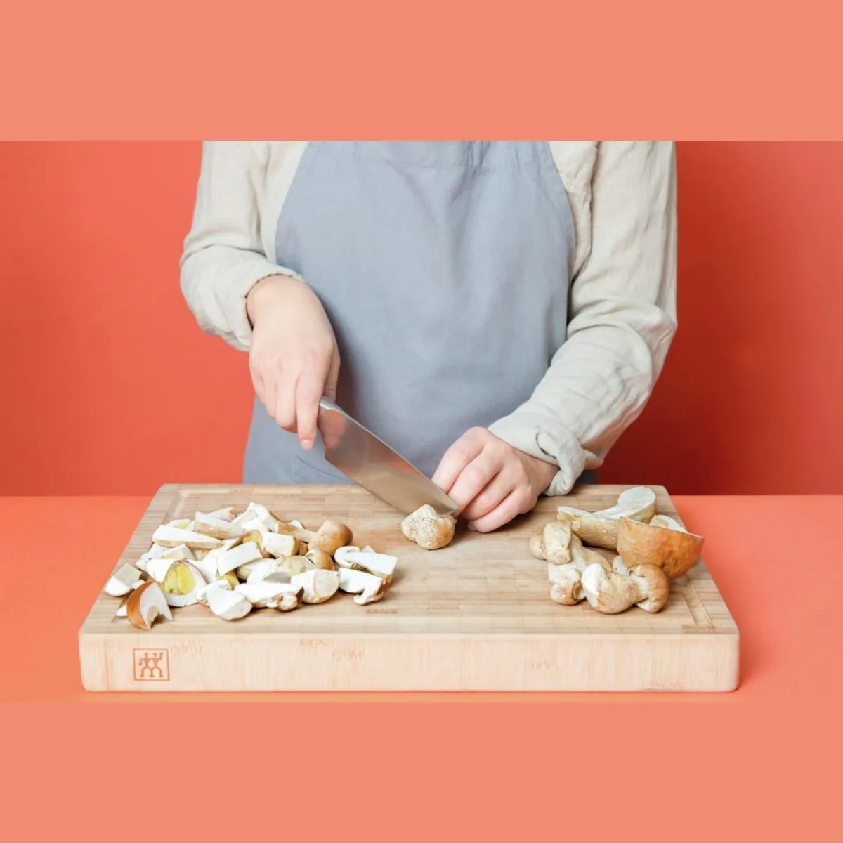 Zwilling Schneidbrett aus Bambusholz, beidseitig nutzbar, mit Saftrille — ideal für präzises Schneiden 3