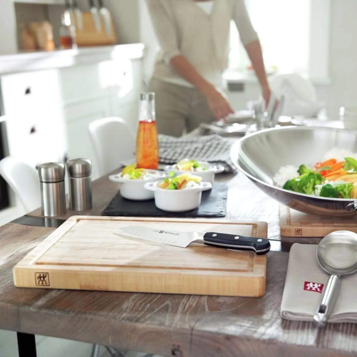 Zwilling Schneidbrett aus Bambusholz, beidseitig nutzbar, mit Saftrille — ideal für präzises Schneiden 4